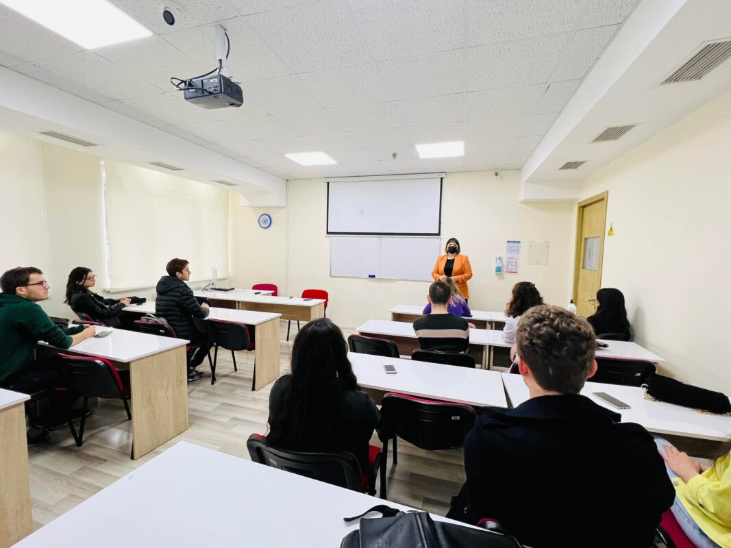 evropis-universitetis-meditsinis-pakultetze-diplomirebuli-medikosis-kartulenovani-da